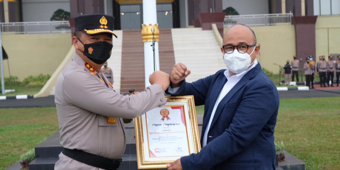 Dinilai Berhasil Tangani Masalah Narkoba, Kapolda Riau Terima Penghargaan Dari Media