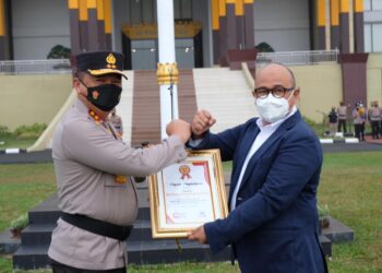 Dinilai Berhasil Tangani Masalah Narkoba, Kapolda Riau Terima Penghargaan Dari Media