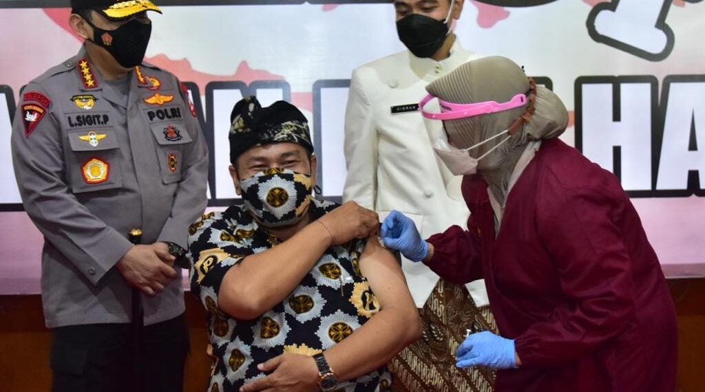Kapolri Bersama Walikota Solo Tinjau Vaksinasi Dosen dan Pemuka Lintas Agama