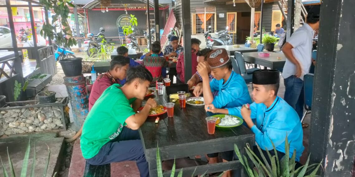 Makan Siang Gratis Program Jumat Barokah Satreskrim Polres Kampar Tetap Ramai Dikunjungi