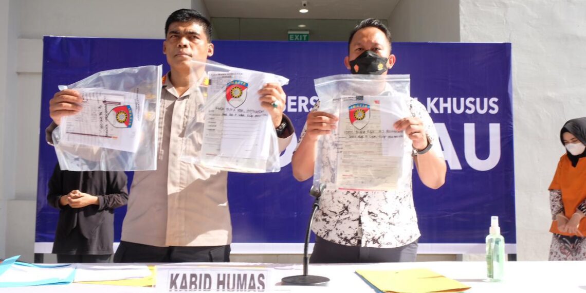 Polda Riau Ungkap Tindak Pidana Perbankan, 2 Tersangka Pencurian 1,3 M Uang Nasabah Diamankan