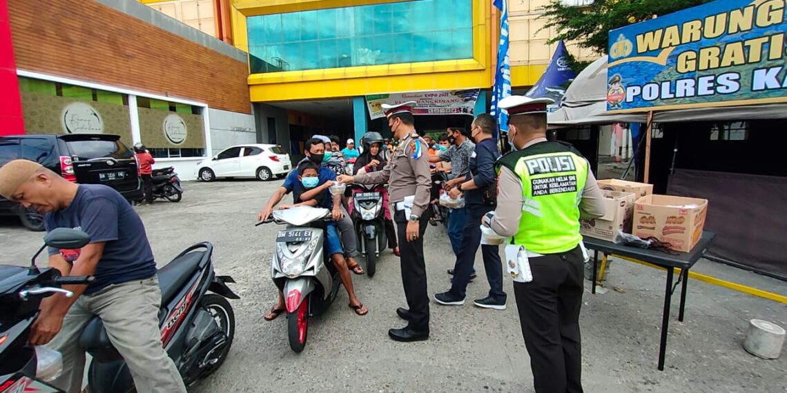 Polres Kampar Gelar Warung Takjil Gratis di Kawasan Plaza Bangkinang