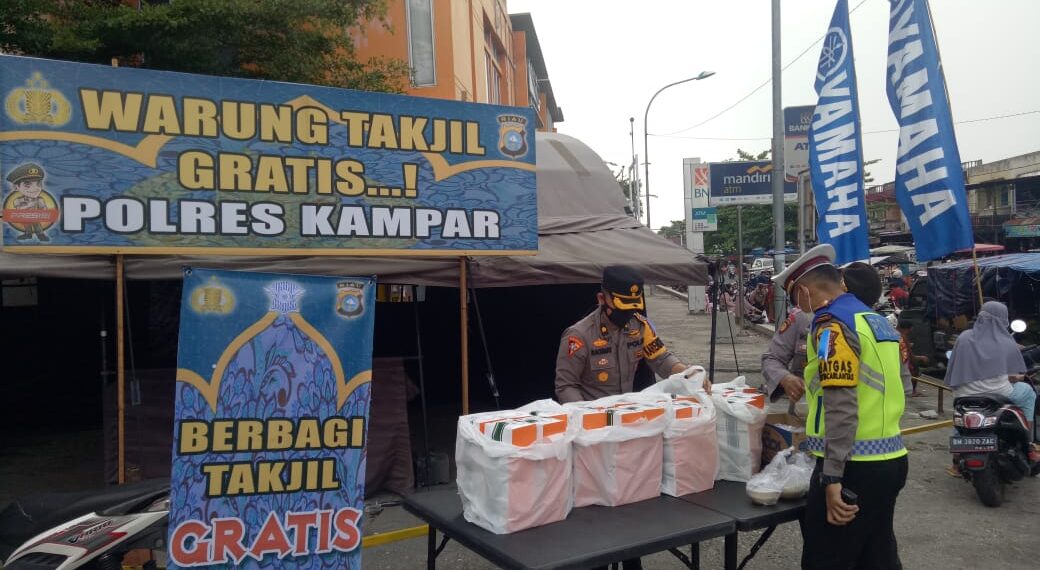 Kapolres Kampar Bersama PJU Bagi-bagi Takjil dan Masker untuk Masyarakat di Kota Bangkinang