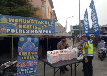 Kapolres Kampar Bersama PJU Bagi-bagi Takjil dan Masker untuk Masyarakat di Kota Bangkinang