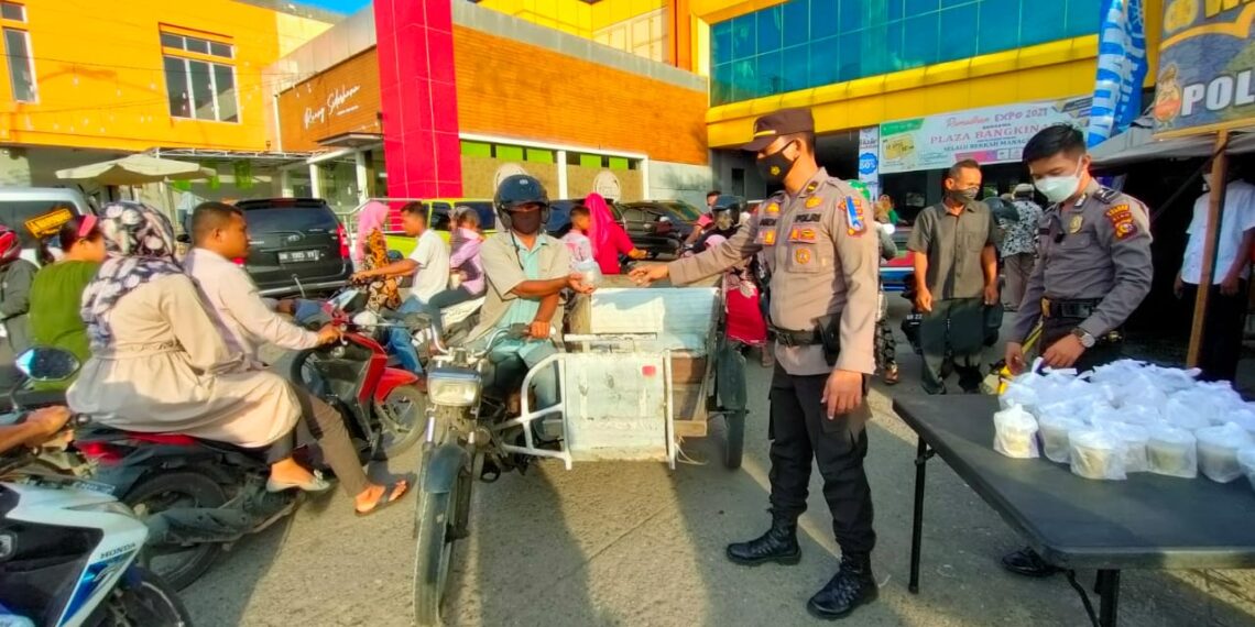 Polres Kampar Kembali Bagikan Takjil Gratis Untuk Masyarakat Jelang Buka Puasa