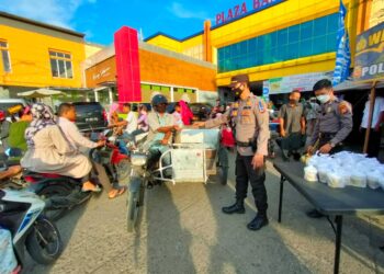Polres Kampar Kembali Bagikan Takjil Gratis Untuk Masyarakat Jelang Buka Puasa