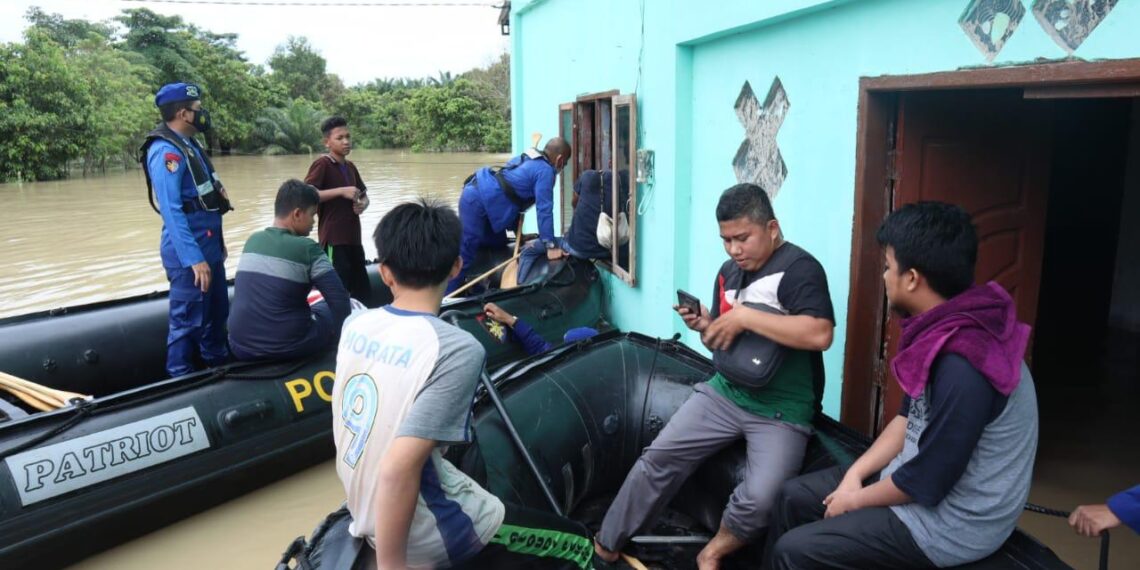 Bantu Warga Terdampak Banjir di Kota Pekanbaru, Ditpolair Polda Riau Turunkan Tim Evakuasi