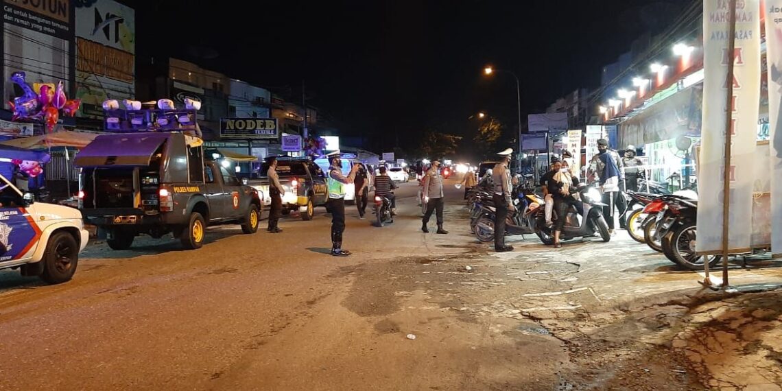 Puluhan Personel Polres Kampar Lakukan Patroli Berskala Besar, Himbau Warga Patuhi Protkes