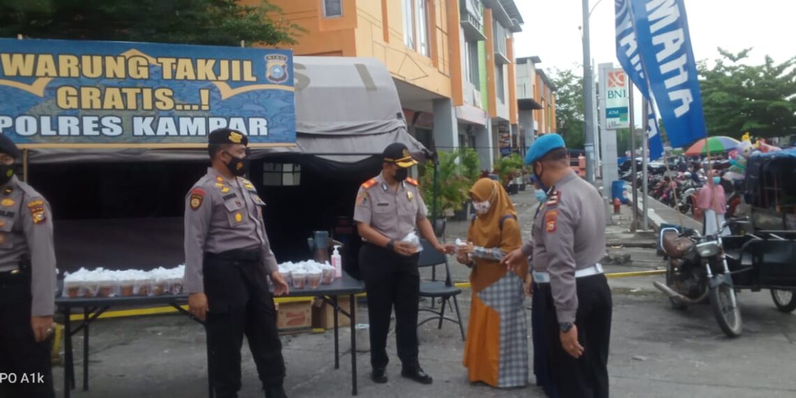 Serdik Sespimmen Polri Kompol Ricky Ricardo SIK, Bagikan Takjil Gratis Jelang Buka Puasa
