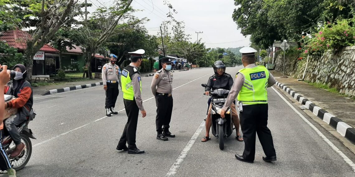 Puluhan Anggota Polres Kampar Lakukan Penertiban Pelanggar Protkes di Kota Bangkinang
