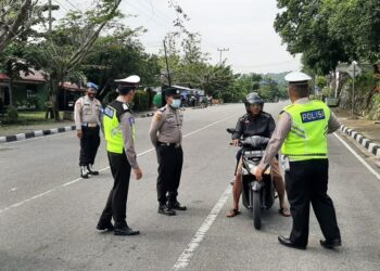 Puluhan Anggota Polres Kampar Lakukan Penertiban Pelanggar Protkes di Kota Bangkinang