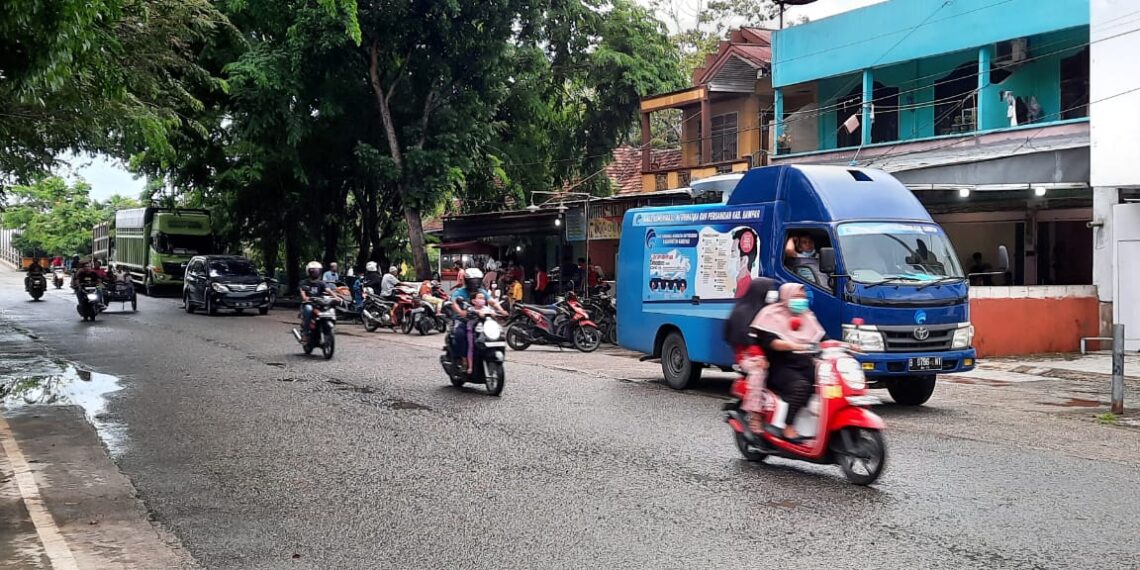 Walaupun di Guyur Hujan, Diskominfo Kampar Tetap Sosialisasikan Penerapan Protkes di Dua Kecamatan