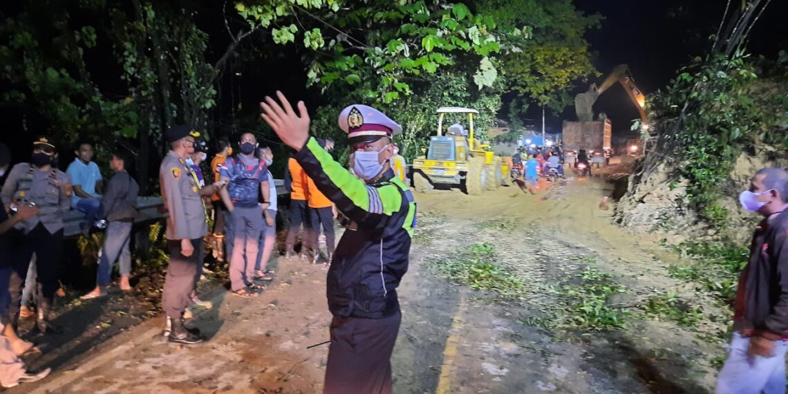 Longsor di KM 77 Jalan Lintas Riau Sumbar, Kapolres Kampar Koordinir Penanganannya Hingga Tuntas