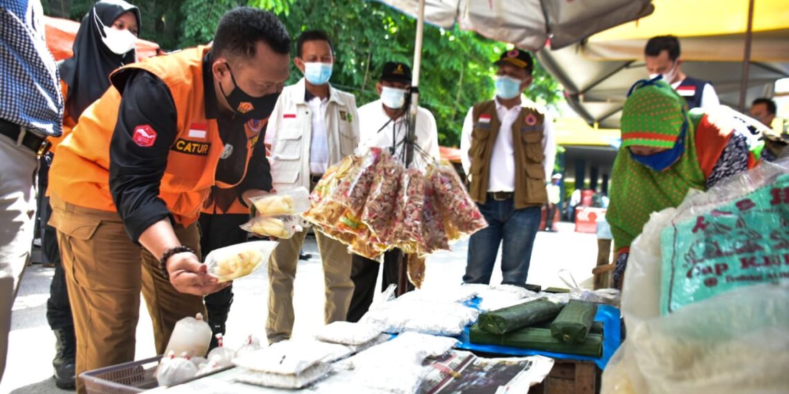 Tinjau Pasar Inpres ,Bupati Kampar Cek Harga dan Belanja Sayuran di Kaki Lima