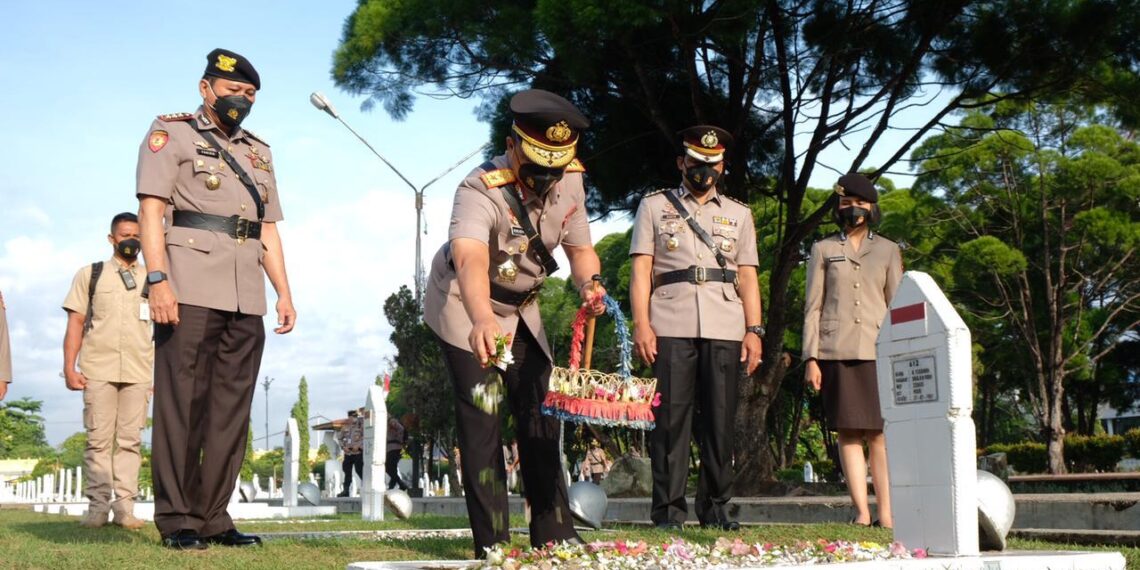 Kapolda Riau Pimpin Ziarah dan Tabur Bunga Di TMP Jelang Hari Bhayangkara ke-75