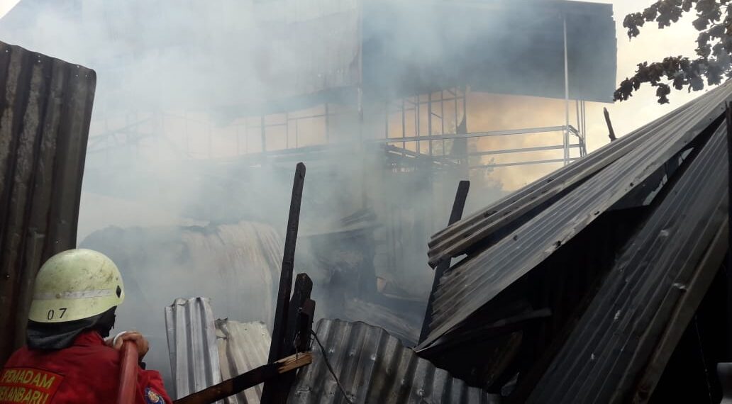 Travo Mesin Las Meledak, Gudang Raja Sofa dan 1 Unit Rumah di Kubang Jaya Siak Hulu Terbakar