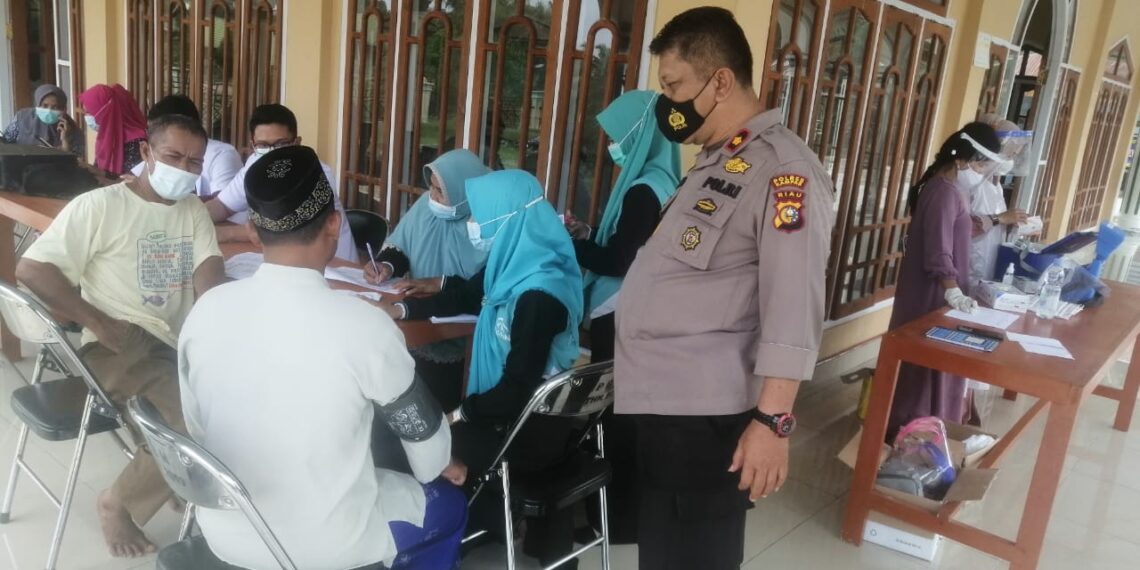Kapolsek Tapung Monitoring Giat Vaksinasi Covid-19 di Mesjid Nurul Huda Desa Tri Manunggal