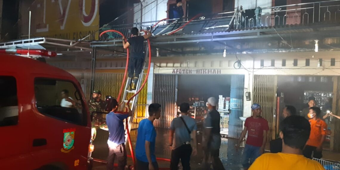 Kebakaran Lantai 2 Apotik Hikmah di Kota Bangkinang, Diduga Karena Hubungan Pendek Arus Listrik