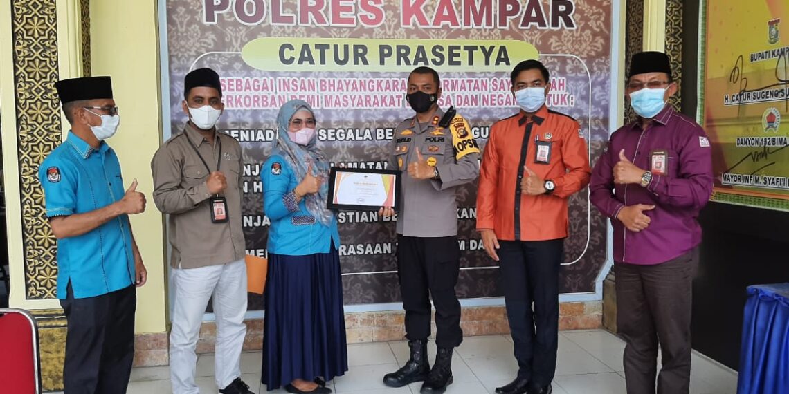 Ketua KPU Kabupaten Kampar Berikan Penghargaan Kepada Kapolres dan Waka Polres Kampar