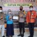Ketua KPU Kabupaten Kampar Berikan Penghargaan Kepada Kapolres dan Waka Polres Kampar
