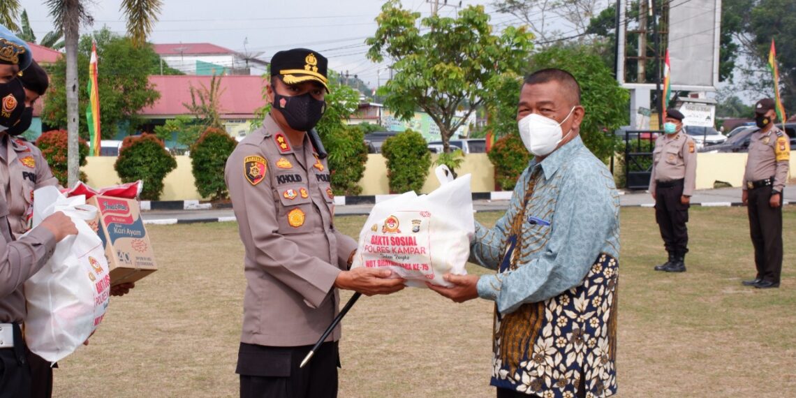 Peringati Hari Bhayangkara ke-75, Polres Kampar Gelar Baksos Serentak Bagikan 1000 Paket Sembako