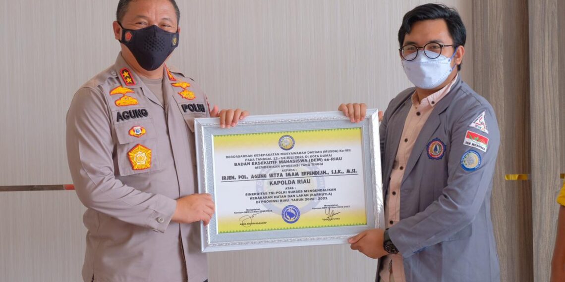 Kapolda Riau Terima Dua Penghargaan dari Badan Eksekutif Mahasiswa Se-Riau