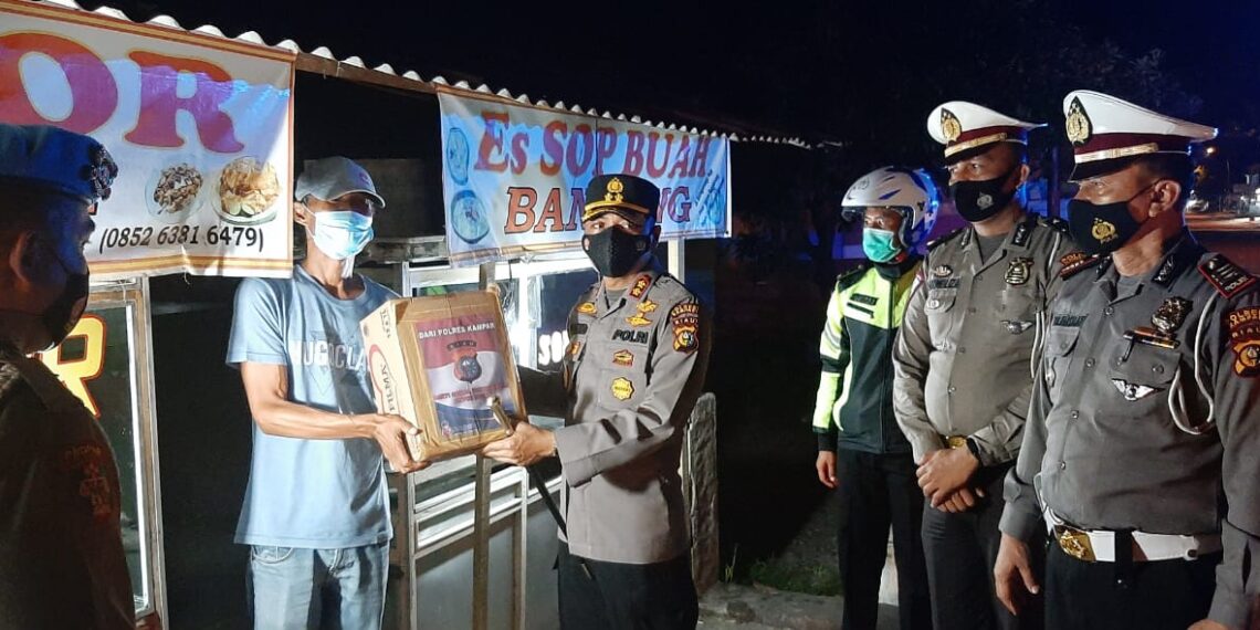 Polres Kampar Gelar Patroli Skala Besar dan Bagikan Bansos Untuk Warga Kurang Mampu 