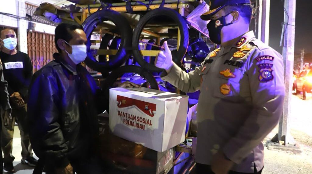 Polda Riau Terjunkan 2.302 Personel Dalam Patroli Skala Besar dan Bagikan 2.655 Paket Sembako