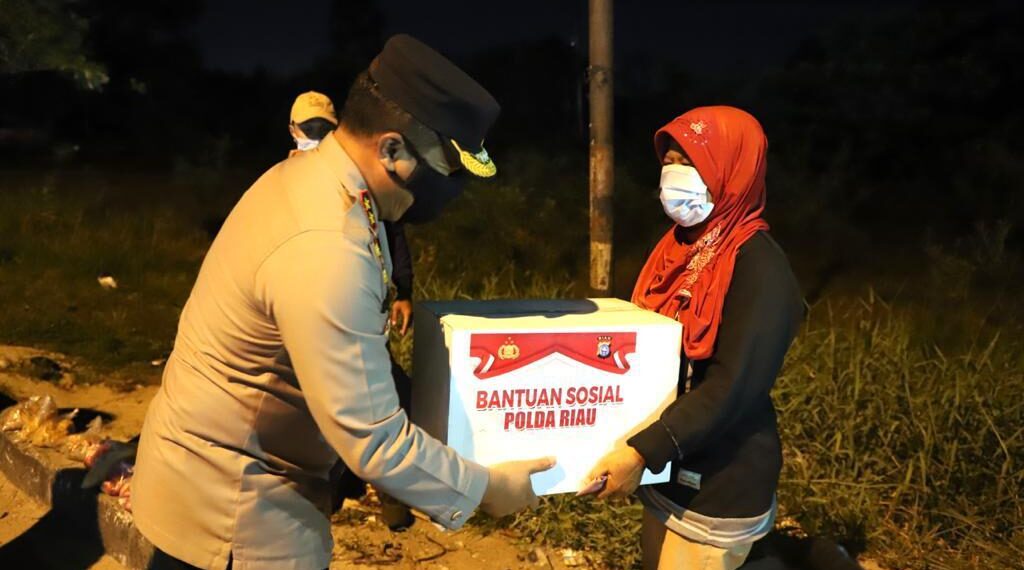 Kapolda Riau Bagikan Paket Sembako dan Borong Dagangan Kaki Lima Saat Pimpin Patroli Skala Besar
