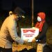 Kapolda Riau Bagikan Paket Sembako dan Borong Dagangan Kaki Lima Saat Pimpin Patroli Skala Besar