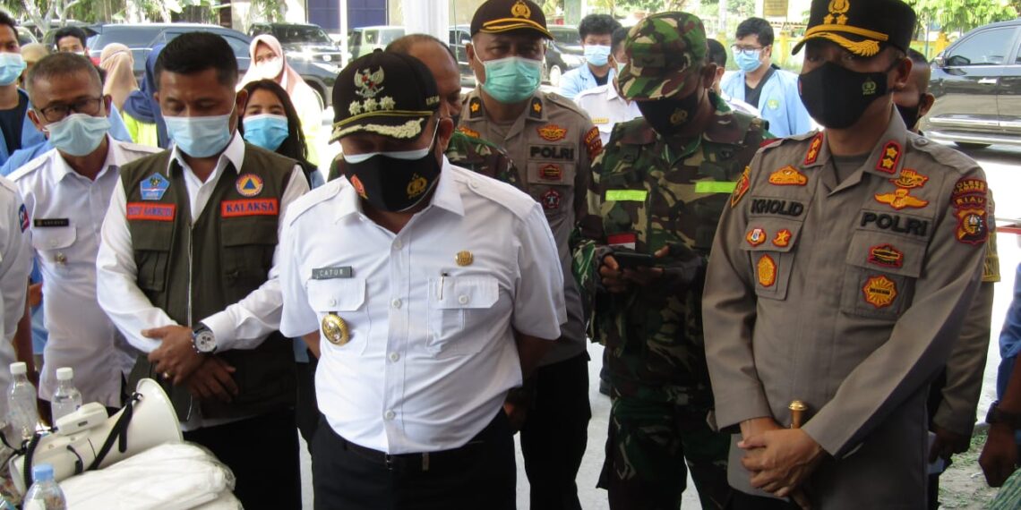 Bupati Kampar Bersama Kapolres Kampar Tinjau Pos PPKM Desa Tarai Bangun Kec. Tambang