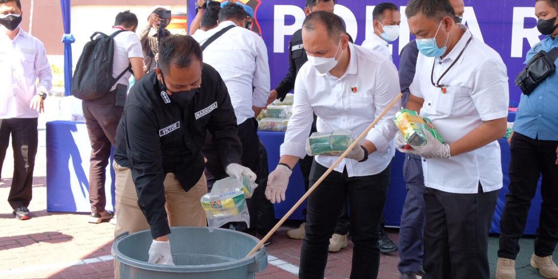 Polda Riau Kembali Musnahkan Ratusan Kilogram Shabu dan Ribuan Butir Pil Ektasi