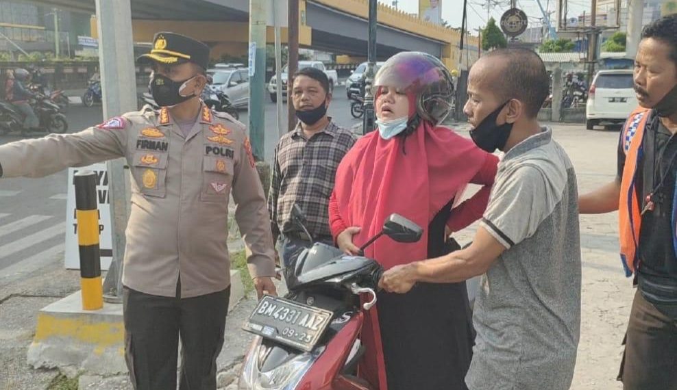 Saat Tugas Penyekatan PPKM, Polantas Di Riau Bantu Ibu Hamil Yang Mau Melahirkan Dijalan