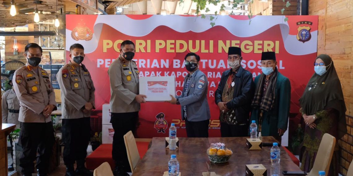 Polri Peduli Negeri, Polda Riau Bersama BEM Se-Riau Gelar Bakti Sosial Di Rumbai