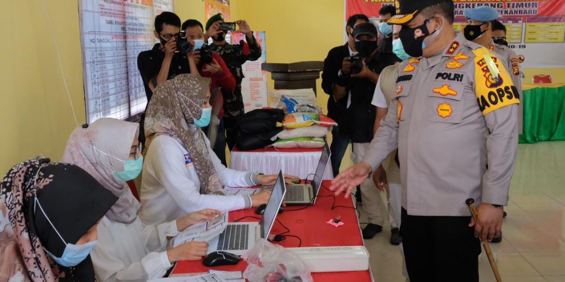 Tinjau Posko PPKM Tangkerang Timur, Kapolda Riau : Kolaborasi dan Sinergi Mampu Tangani Covid-19