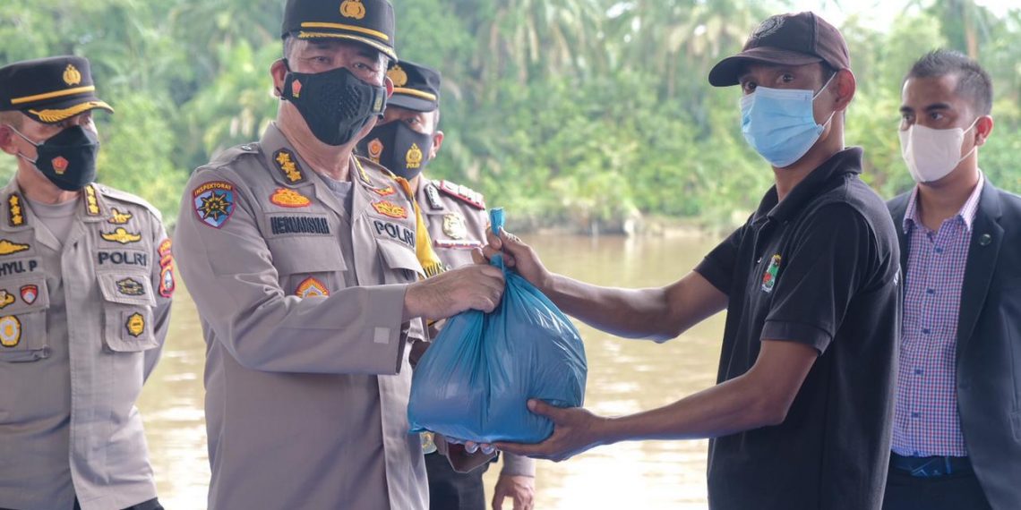 Alumni Akpol 1991 Bagikan 1020 Paket Sembako Untuk Warga Terdampak Covid-19 di Pekanbaru