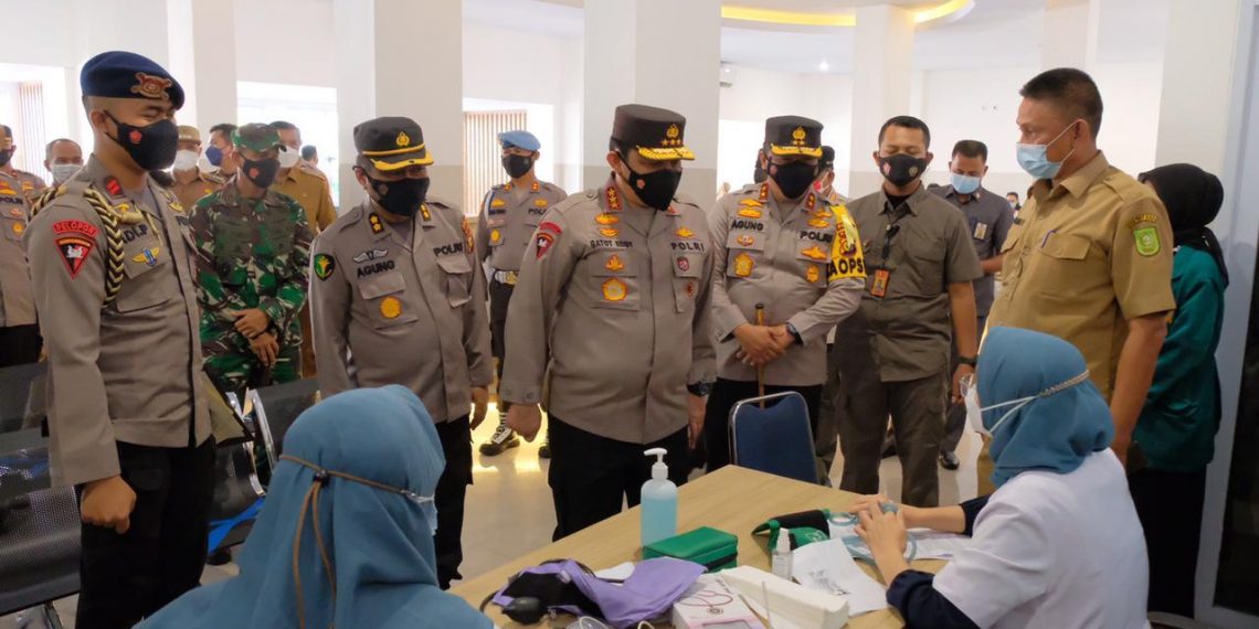 Wakapolri Berikan Bansos Untuk Masyarakat Saat Tinjau Vaksin Center RS Bhayangkara Riau