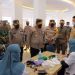 Wakapolri Berikan Bansos Untuk Masyarakat Saat Tinjau Vaksin Center RS Bhayangkara Riau