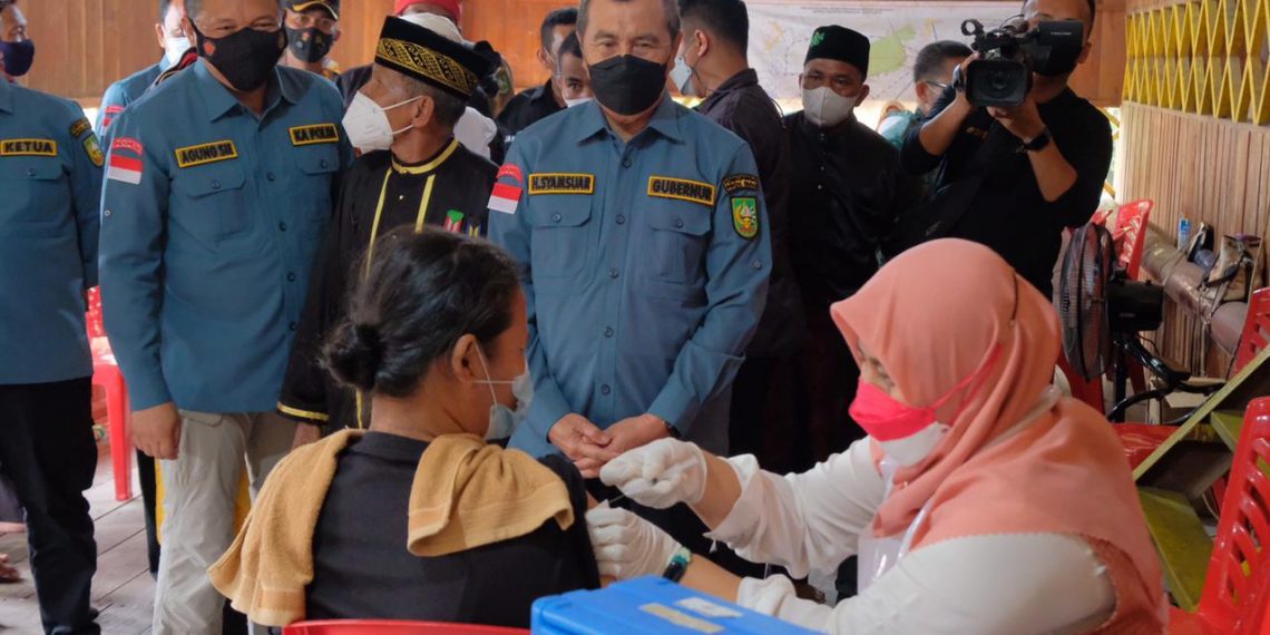 Gelar Vaksin Kemerdekaan, Polda Riau Layani Masyarakat Pedalaman Tak Miliki NIK