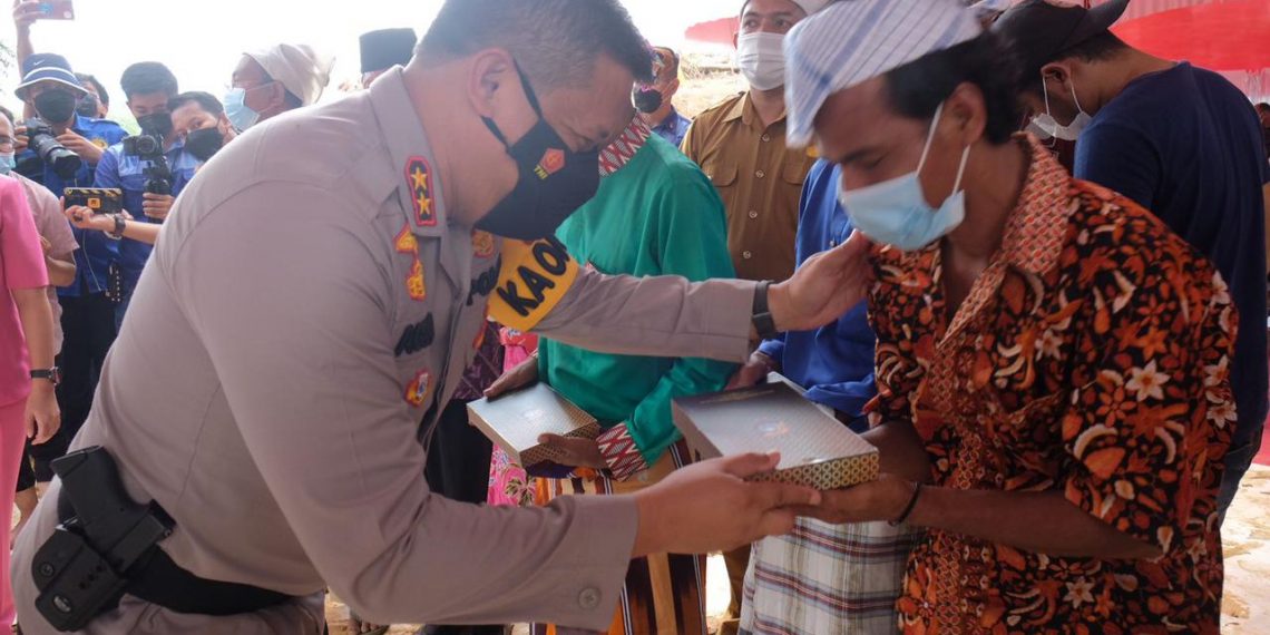 Polda Riau Gelar Vaksinasi Untuk Warga Pedalaman Suku Talang Mamak di Inhu