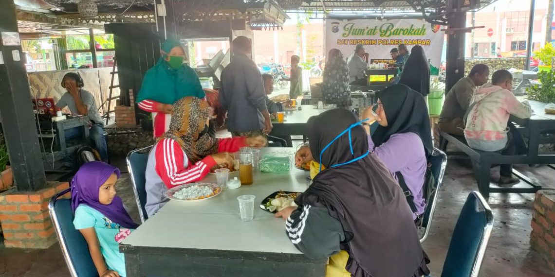 Berbagi Makan Siang Gratis di Kafe Bersama Dhuafa, Program Jumat Barokah Satreskrim Polres Kampar