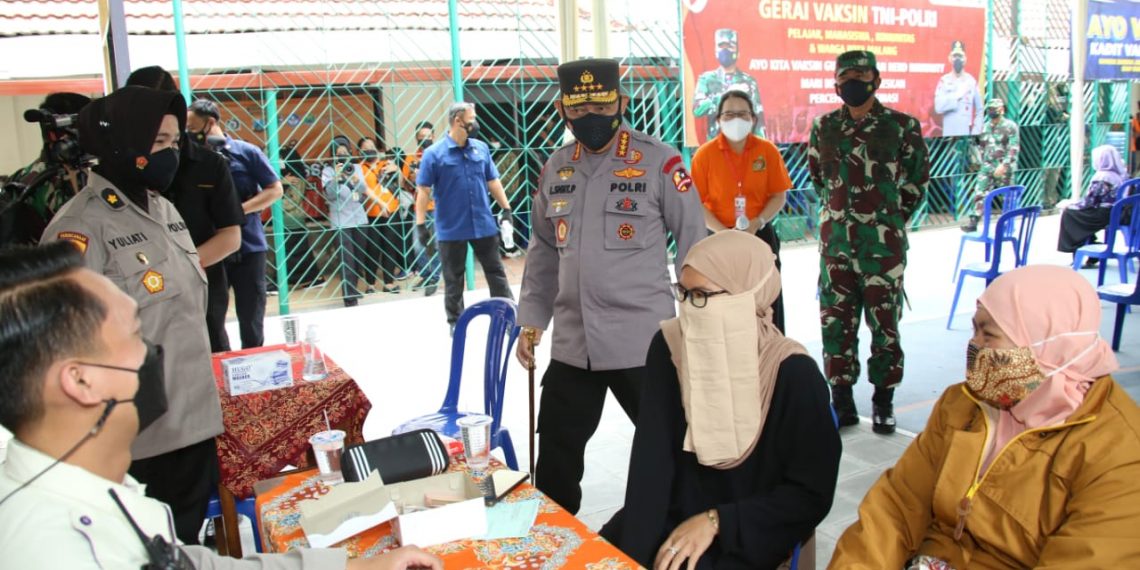 Tinjau Vaksinasi Serentak 114 Titik se-Jatim, Kapolri Optimis Target 2 Juta Dosis Perhari Tercapai