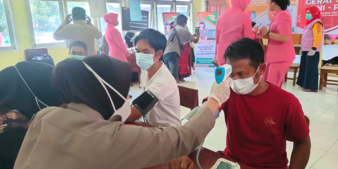 Percepat Vaksinasi, Polres Kampar Bersama RS Pelita Datangi Daerah Terpencil Desa Batu Sanggan