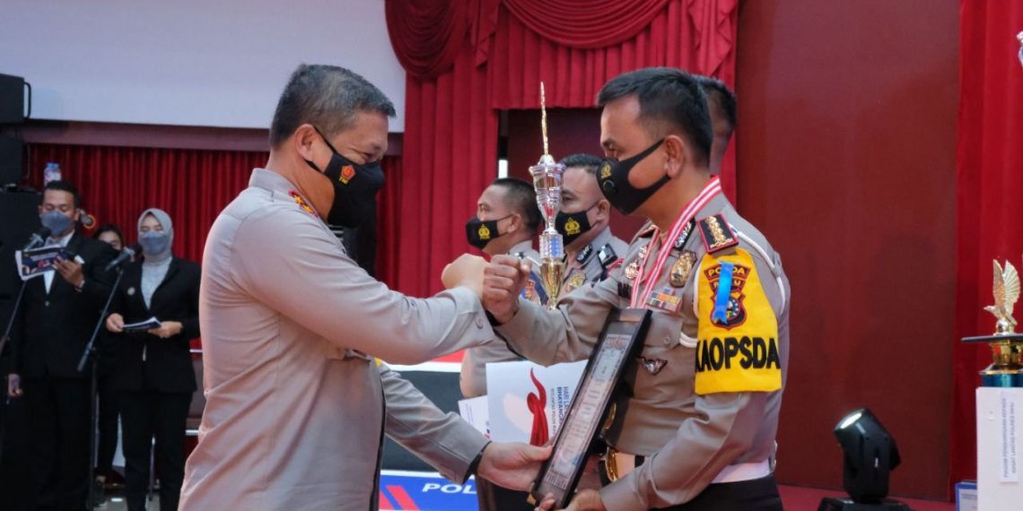 Kapolda Riau Beri Penghargaan Personel Berprestasi, Dalam Rangka Hari Lalulintas ke-66