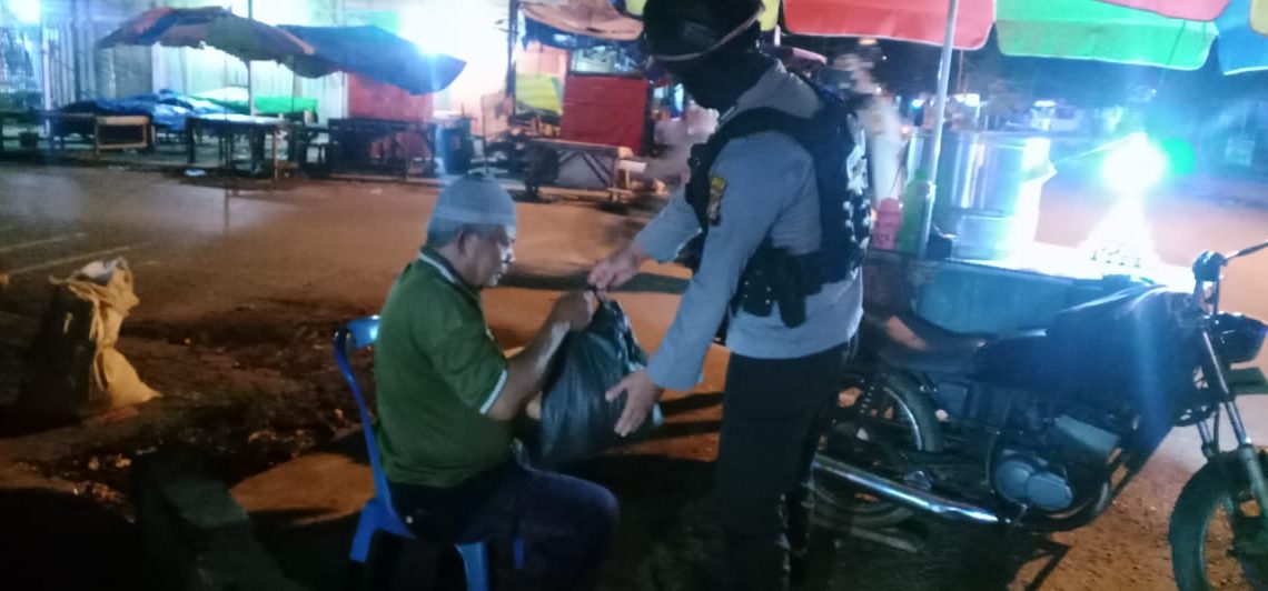 Polres Kampar Kerahkan Anggota Distribusikan 300 Paket Sembako Dari KSP Sahabat Mitra Sejati