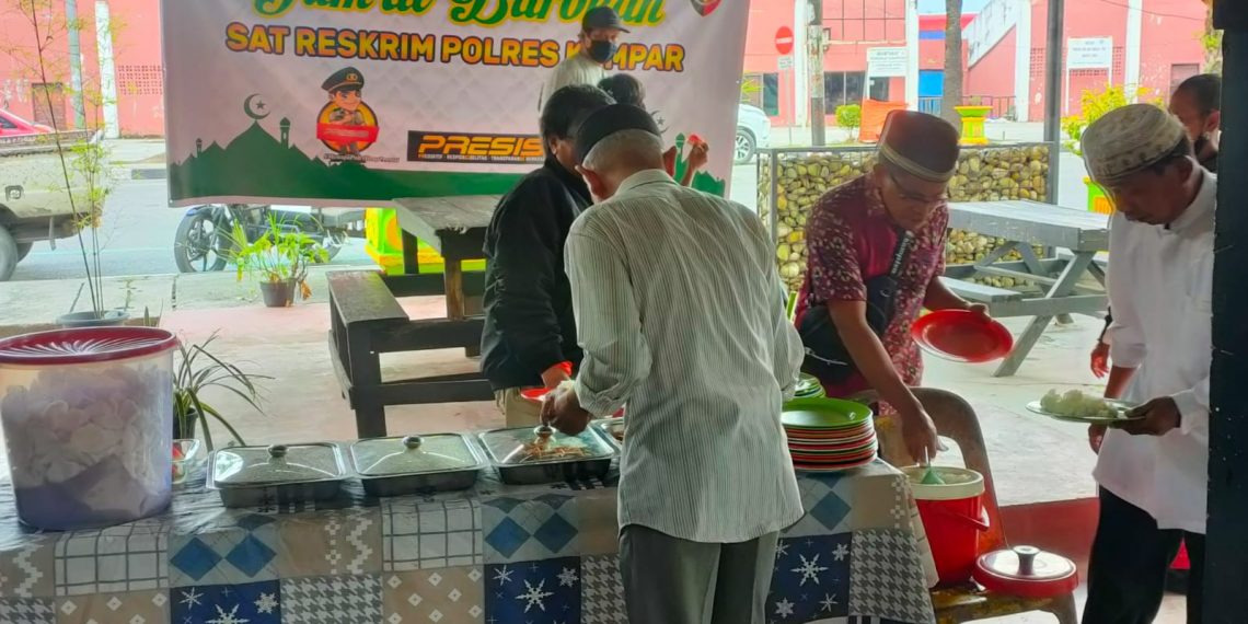 Makan Siang Gratis di Kafe Bersama Dhuafa, Ala Jumat Barokah Satreskrim Polres Kampar