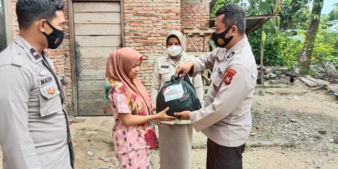 Sambangi Warga, Personel Satbinmas Polres Kampar Bagikan Sembako Untuk Masyarakat
