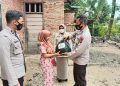 Sambangi Warga, Personel Satbinmas Polres Kampar Bagikan Sembako Untuk Masyarakat