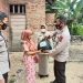 Sambangi Warga, Personel Satbinmas Polres Kampar Bagikan Sembako Untuk Masyarakat
