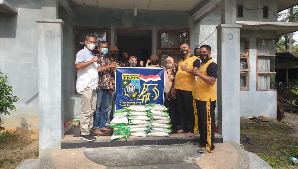 Kapolsek Tapung dan FKPPI Desa Gading Sari Serahkan Bantuan Untuk Purnawirawan dan Warakawuri